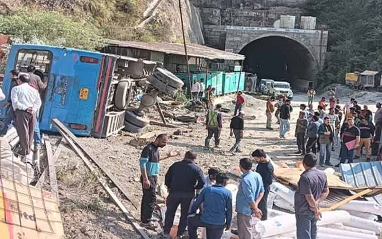 Accident In Himachal: हिमाचल में उत्तराखंड रोडवेज की बस का ब्रेक फेल! सड़क पर पलटी, कई घायल