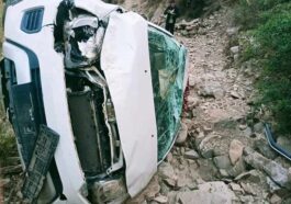 Accident In Himachal: शॉपिंग करने गए परिवार की गाड़ी नाले में गिरी! पत्नी की मौत, पति सहित तीन साल की बेटी घायल