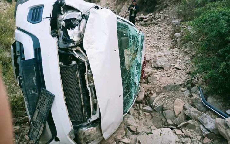 Accident In Himachal: शॉपिंग करने गए परिवार की गाड़ी नाले में गिरी! पत्नी की मौत, पति सहित तीन साल की बेटी घायल