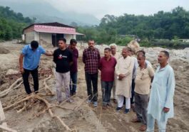 Paonta Sahib: पूर्व ऊर्जा मंत्री सुखराम चौधरी ने गिरिपार क्षेत्र के आपदा प्रभावित क्षेत्र का किया दौरा