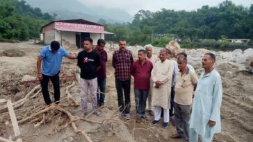 Paonta Sahib: पूर्व ऊर्जा मंत्री सुखराम चौधरी ने गिरिपार क्षेत्र के आपदा प्रभावित क्षेत्र का किया दौरा