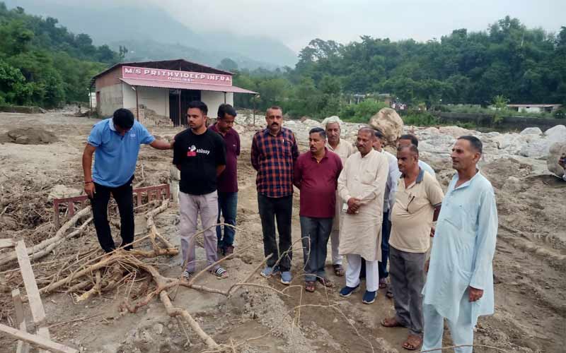 Paonta Sahib: पूर्व ऊर्जा मंत्री सुखराम चौधरी ने गिरिपार क्षेत्र के आपदा प्रभावित क्षेत्र का किया दौरा