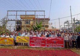 Paonta Sahib: हिमाचल विद्युत बोर्ड कर्मचारियों का विरोध प्रदर्शन! मांगों को लेकर सड़कों पर उतरे