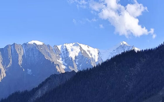 Snowfall In Himachal: हिमाचल की ऊंची पहाड़ियों पर जुलाई में बर्फबारी! रोहतांग सहित कुंजुम की चोटियां हुई सफेद