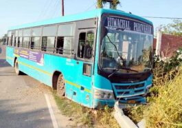 HRTC Bus Accident: एचआरटीसी बस के स्टीयरिंग में आई तकनीकी खराबी! क्रैश बैरियर से टकराई