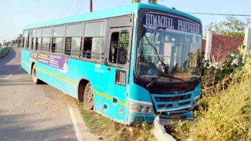 HRTC Bus Accident: एचआरटीसी बस के स्टीयरिंग में आई तकनीकी खराबी! क्रैश बैरियर से टकराई