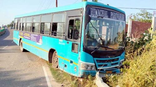 HRTC Bus Accident: एचआरटीसी बस के स्टीयरिंग में आई तकनीकी खराबी! क्रैश बैरियर से टकराई