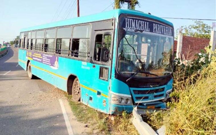 HRTC Bus Accident: एचआरटीसी बस के स्टीयरिंग में आई तकनीकी खराबी! क्रैश बैरियर से टकराई