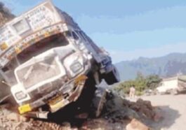 Accident In Himachal: सीमेंट से भरा ट्रक हादसे का शिकार! चालक जख्मी, अस्पताल में भर्ती
