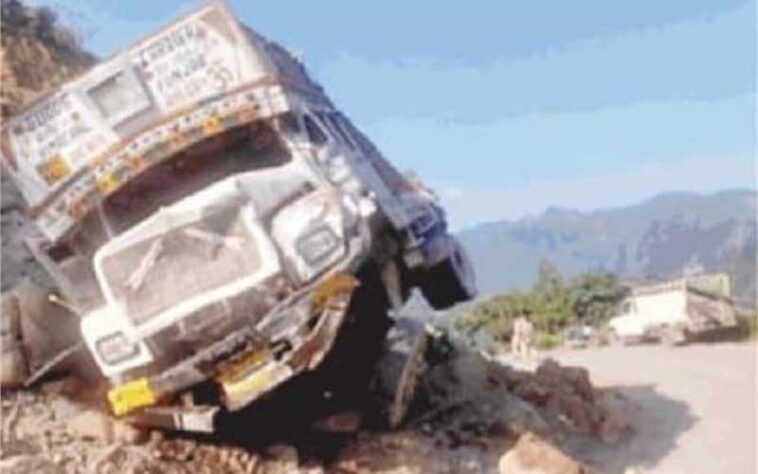 Accident In Himachal: सीमेंट से भरा ट्रक हादसे का शिकार! चालक जख्मी, अस्पताल में भर्ती