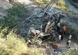 Accident In Himachal: सीमेंट से लदा ट्रक हादसे का शिकार! NH से लुढ़क कर लिंक रोड पर गिरा, चालक की मौत