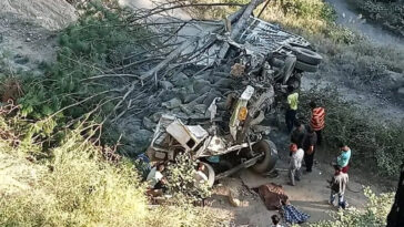 Accident In Himachal: सीमेंट से लदा ट्रक हादसे का शिकार! NH से लुढ़क कर लिंक रोड पर गिरा, चालक की मौत