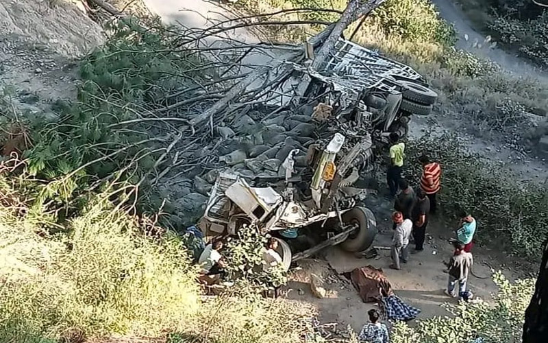 Accident In Himachal: सीमेंट से लदा ट्रक हादसे का शिकार! NH से लुढ़क कर लिंक रोड पर गिरा, चालक की मौत