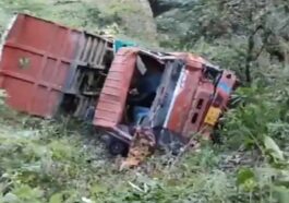 Himachal Accident: बजरी से लदा ट्रक खाई में लुढ़का! चालक घायल, आंखों पर लाइट पड़ने से हुआ हादसा