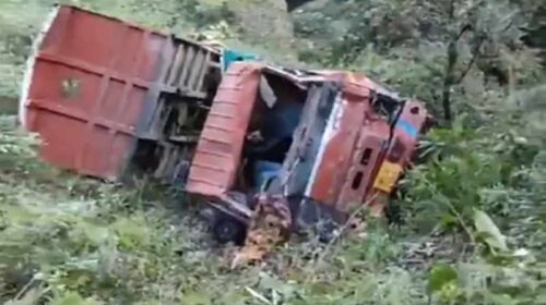 Himachal Accident: बजरी से लदा ट्रक खाई में लुढ़का! चालक घायल, आंखों पर लाइट पड़ने से हुआ हादसा