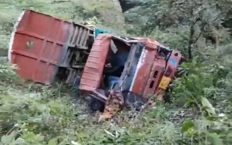 Himachal Accident: बजरी से लदा ट्रक खाई में लुढ़का! चालक घायल, आंखों पर लाइट पड़ने से हुआ हादसा