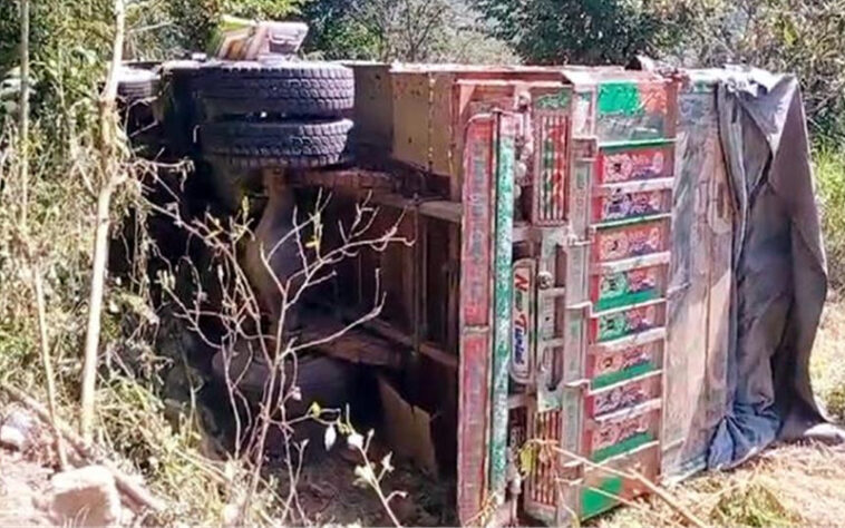 Accident In Himachal: तकनीकी खराबी से बेकाबू हुआ ट्रक! बाइक को टक्कर मार खेतों में लुढ़का