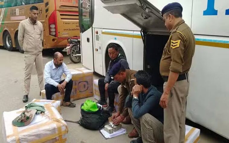 Himachal Crime News: हिमाचल में वोल्वो बस से उतारे जा रहे थे बॉक्स! पुलिस ने ली तलाशी तो बरामद हुआ 40 लाख कैश