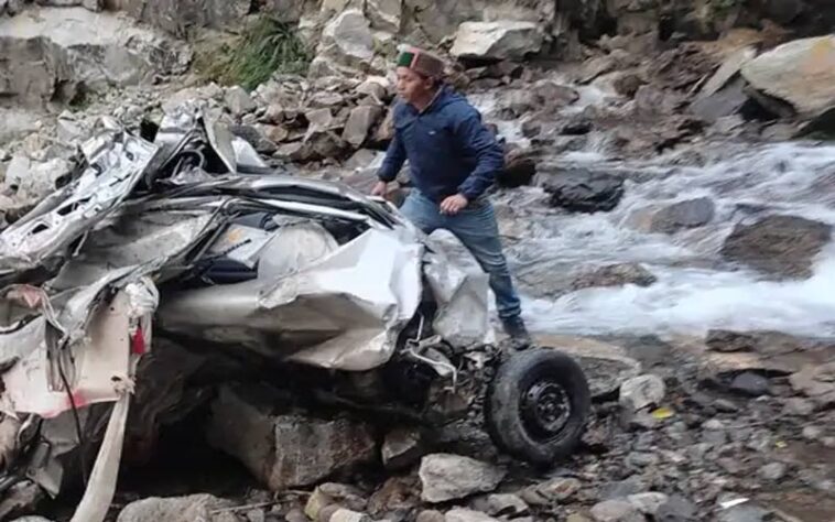 Accident In Himachal: नेशनल हाईवे से लुढ़क कर खड्ड में जा गिरी कार! चालक की दर्दनाक मौत