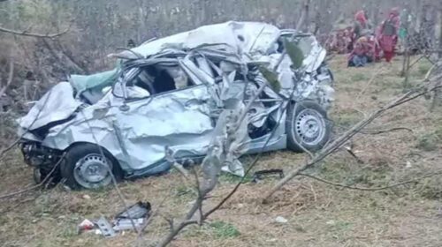 Accident In Himachal: बेकाबू होकर खाई में लुढ़की कार! एक ने मौके पर तो दूसरे ने अस्पताल ले जाते तोड़ा दम