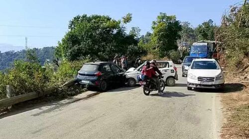 Accident In Himachal: ओवरटेक के चक्कर में टैक्सी की गाड़ी से टक्कर! हादसे में दो गंभीर घायल