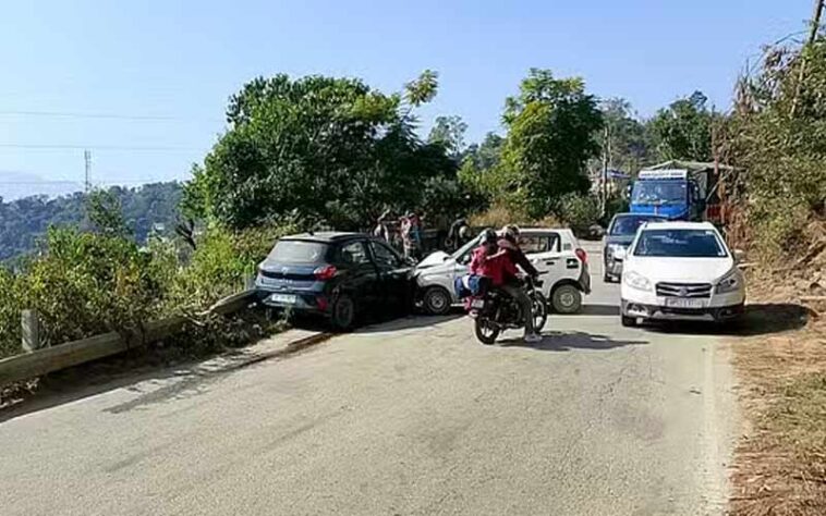 Accident In Himachal: ओवरटेक के चक्कर में टैक्सी की गाड़ी से टक्कर! हादसे में दो गंभीर घायल