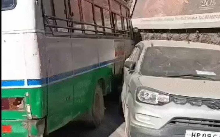 Himachal Accident: चलती बस में ड्राइवर को आया चक्कर! तीन गाड़ियों को मारी टक्कर, 30 यात्री थे सवार