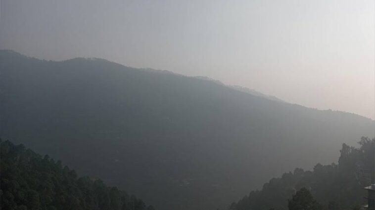 Himachal Weather: हिमाचल में सुबह-शाम लगातार बढ़ रही ठिठुरन! आज कोहरा छाने का येलो अलर्ट