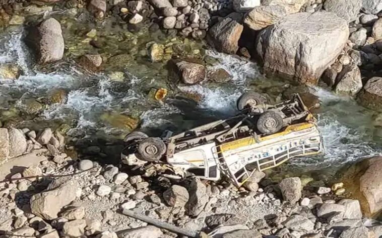 Accident In Himachal: सड़क से लुढ़कती हुई खड्ड में गिरी पिकअप! एक की मौत, तीन जख्मी