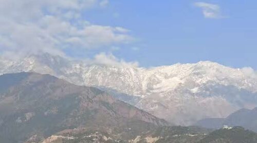 Snowfall In Himachal: धौलाधार सहित मंडी-चंबा की चोटियां भी बर्फ से हुई सफ़ेद! तापमान में गिरावट