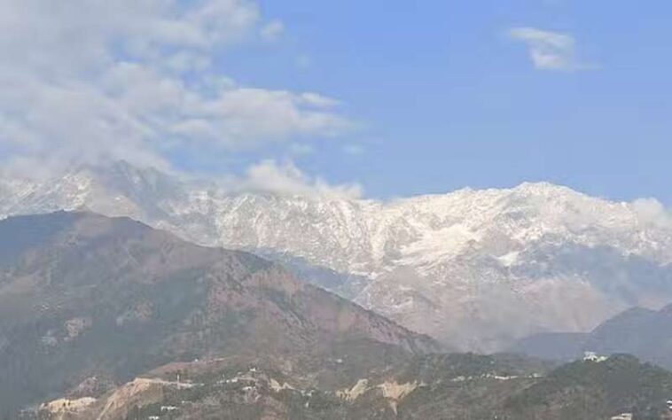 Snowfall In Himachal: धौलाधार सहित मंडी-चंबा की चोटियां भी बर्फ से हुई सफ़ेद! तापमान में गिरावट