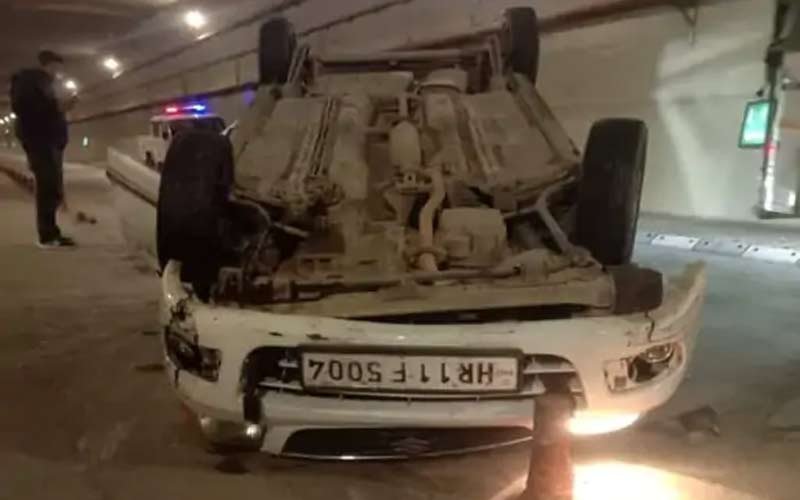 Accident In Himachal: अटल टनल के अंदर तेज रफ्तारी का कहर! अनियंत्रित होकर पलटी कार, हादसे में तीन लोग..