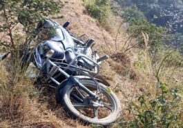 Accident In Himachal: स्किड होकर गहरी खाई में गिरी बाइक! डाक लेकर जा रहे डाकिए की मौत