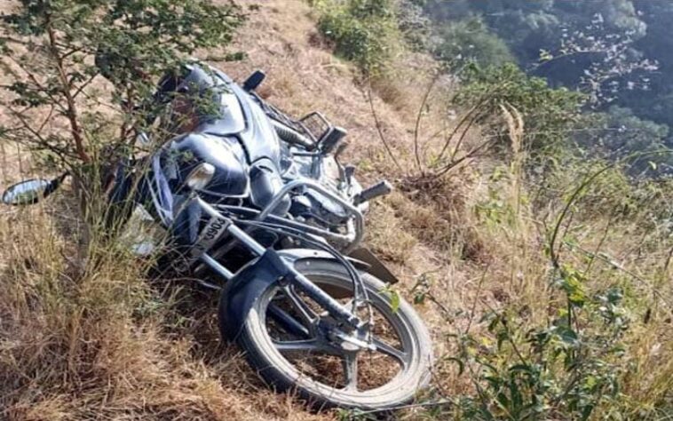 Accident In Himachal: स्किड होकर गहरी खाई में गिरी बाइक! डाक लेकर जा रहे डाकिए की मौत