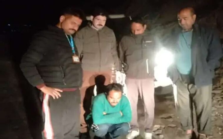 Himachal Crime News: नाके पर मौजूद पुलिस को देखकर घबराया व्यक्ति! टीम ने पकड़ कर ली तलाशी तो बरामद हुई..