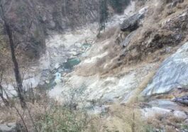 Himachal News Alert: खाई में गिरा भाई के साथ घूमने आया हरियाणा का 20 वर्षीय युवक! घटों बाद मिला शव