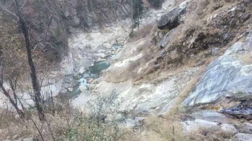 Himachal News Alert: खाई में गिरा भाई के साथ घूमने आया हरियाणा का 20 वर्षीय युवक! घटों बाद मिला शव