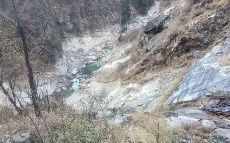 Himachal News Alert: खाई में गिरा भाई के साथ घूमने आया हरियाणा का 20 वर्षीय युवक! घटों बाद मिला शव