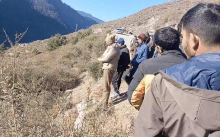 Himachal News Alert: पैर फिसलने से गिरा काम निपटा कर घर लौट रहा युवक! रातभर खाई में पड़ा रहा, हुई मौत