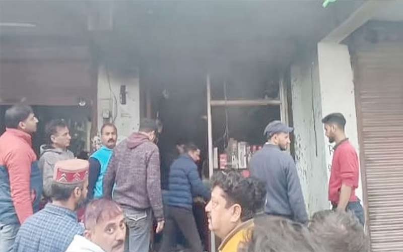Himachal Latest News: वाहन स्पेयर पार्ट की दुकान में भड़की आग! अंदर रखा सारा सामान जलकर राख