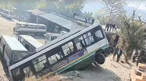 HRTC Bus Accident: वर्कशॉप से बाहर निकलते ही लुढ़कती हुई शेड में घुसी एचआरटीसी बस