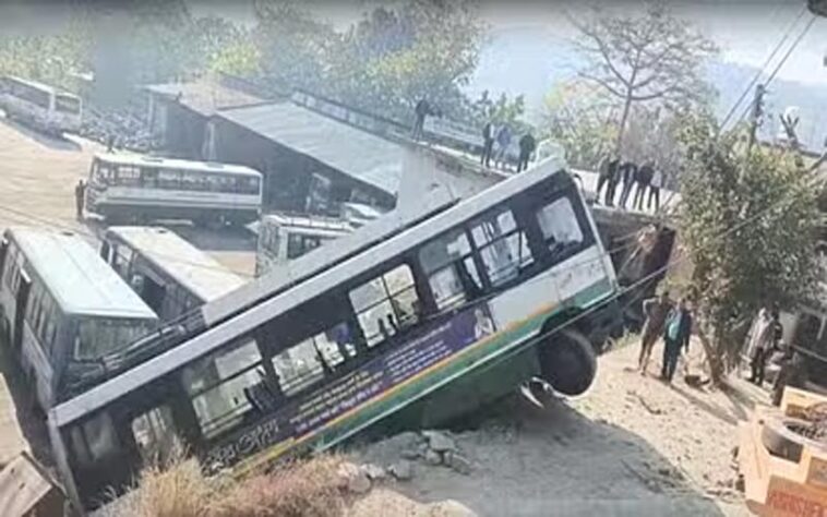 HRTC Bus Accident: वर्कशॉप से बाहर निकलते ही लुढ़कती हुई शेड में घुसी एचआरटीसी बस