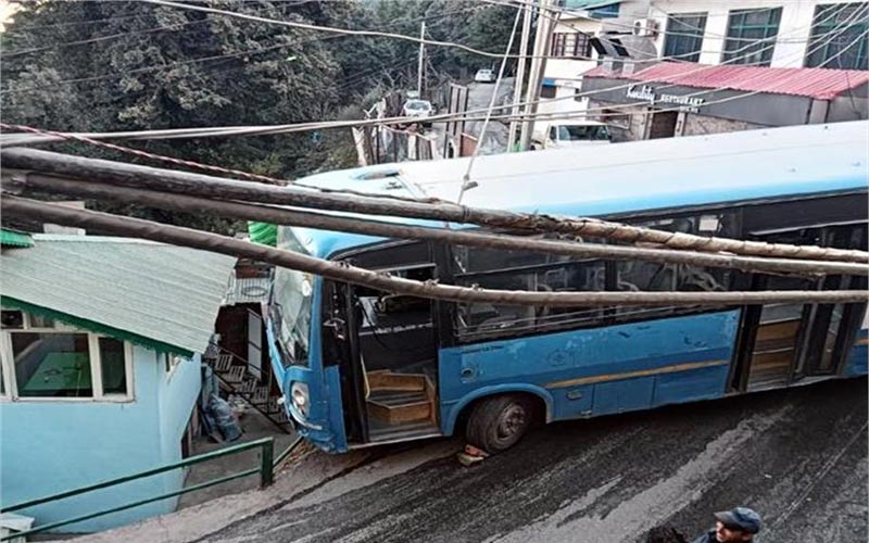 Himachal Latest News: सड़क पर जमा था कोहरा! स्किड हुई एचआरटीसी बस, टला बड़ा हादसा