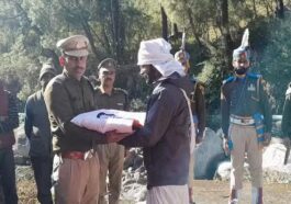 Himachal News: हिमाचल के CRPF जवान का निधन! पत्नी ने सुहाग का जोड़ा पहन दी विदाई, सैन्य सम्मान के साथ हुआ अंतिम संस्कार