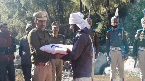 Himachal News: हिमाचल के CRPF जवान का निधन! पत्नी ने सुहाग का जोड़ा पहन दी विदाई, सैन्य सम्मान के साथ हुआ अंतिम संस्कार