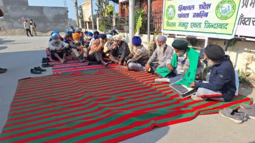 Paonta Sahib: स्मार्ट मीटर योजना के विरोध में किसान यूनियन का धरना, एसडीएम को सौंपा ज्ञापन