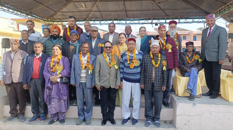 Paonta Sahib: सेवानिवृत्त शिक्षक सम्मान समारोह में 75 और 80 वर्ष पूर्ण करने वाले शिक्षकों का हुआ सम्मान