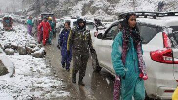 Snowfall In Himachal: कुफरी-नारकंडा सहित ऊंची चोटियों पर फिर ताज़ा बर्फबारी! बर्फ में फंसे 10 हजार पर्यटक निकाले