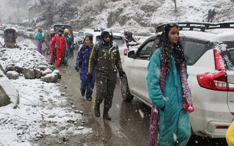 Snowfall In Himachal: कुफरी-नारकंडा सहित ऊंची चोटियों पर फिर ताज़ा बर्फबारी! बर्फ में फंसे 10 हजार पर्यटक निकाले