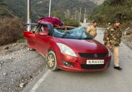 Sirmour News: दिल्ली के पर्यटकों की गाड़ी पर गिरा पत्थर! चालक गंभीर घायल, बाल-बाल बचे पत्नी सहित मासूम बेटा